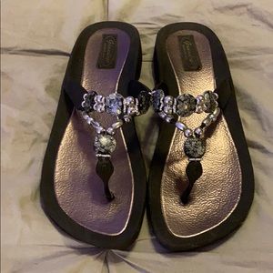 Cute flip flop sandals, size 10.  Runs small.